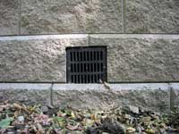 Retaining wall with drain vent Retaining wall with drain vent