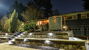 Retaining wall with built-in lighting Retaining wall with built-in lighting