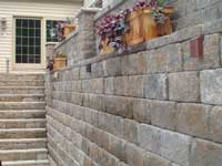 Retaining wall with built-in lighting Retaining wall with built-in lighting