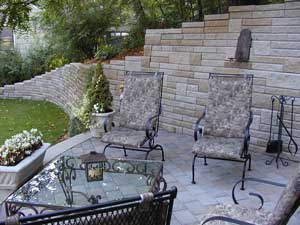 Patterned retaining wall with step downs Patterned retaining wall with step downs